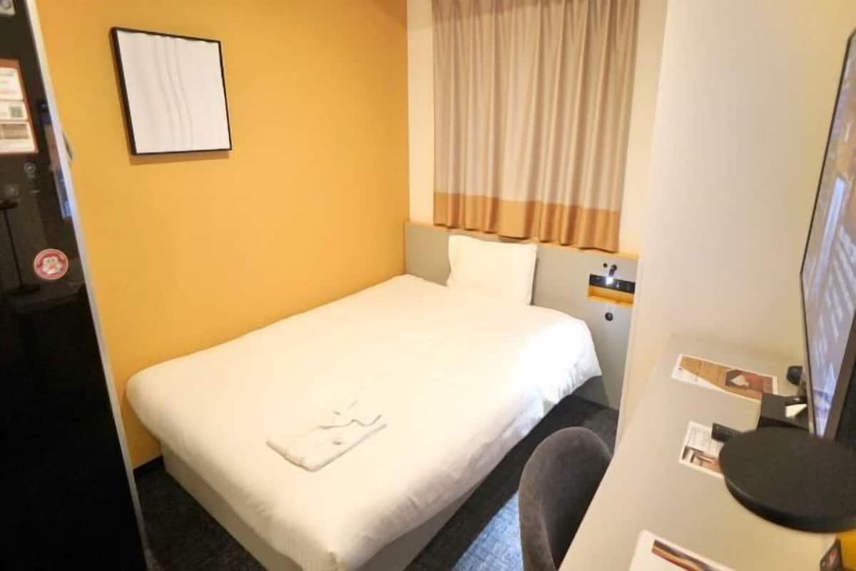 In-room safe, desk, laptop workspace, soundproofing