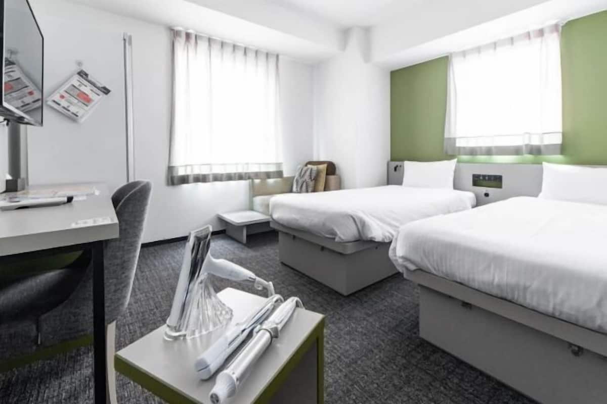 Cofres nos quartos, escrivaninha, espaço de trabalho para notebook