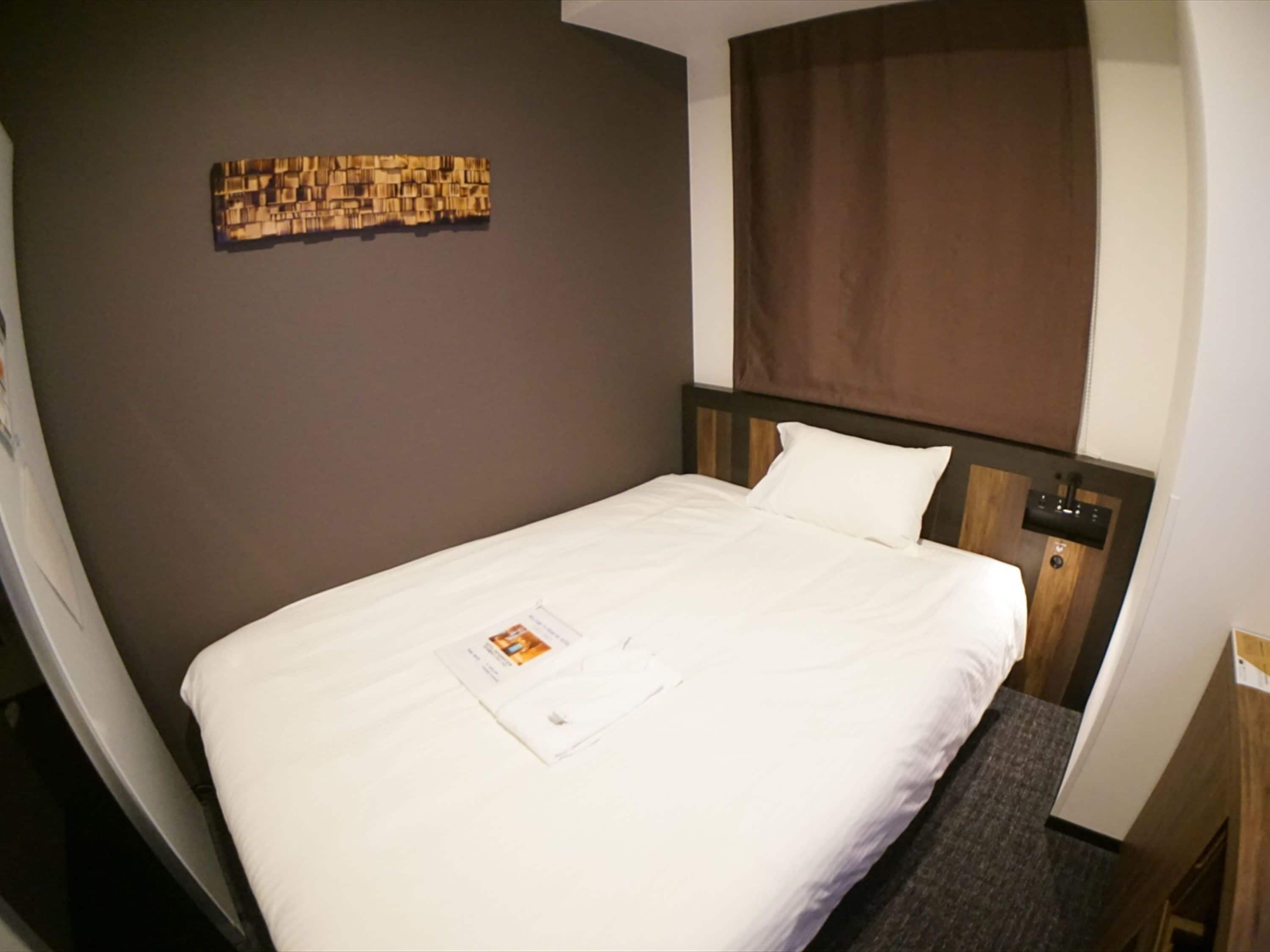 deluxe single room, non smoking | in-room safe, desk, laptop workspace, soundproofing
