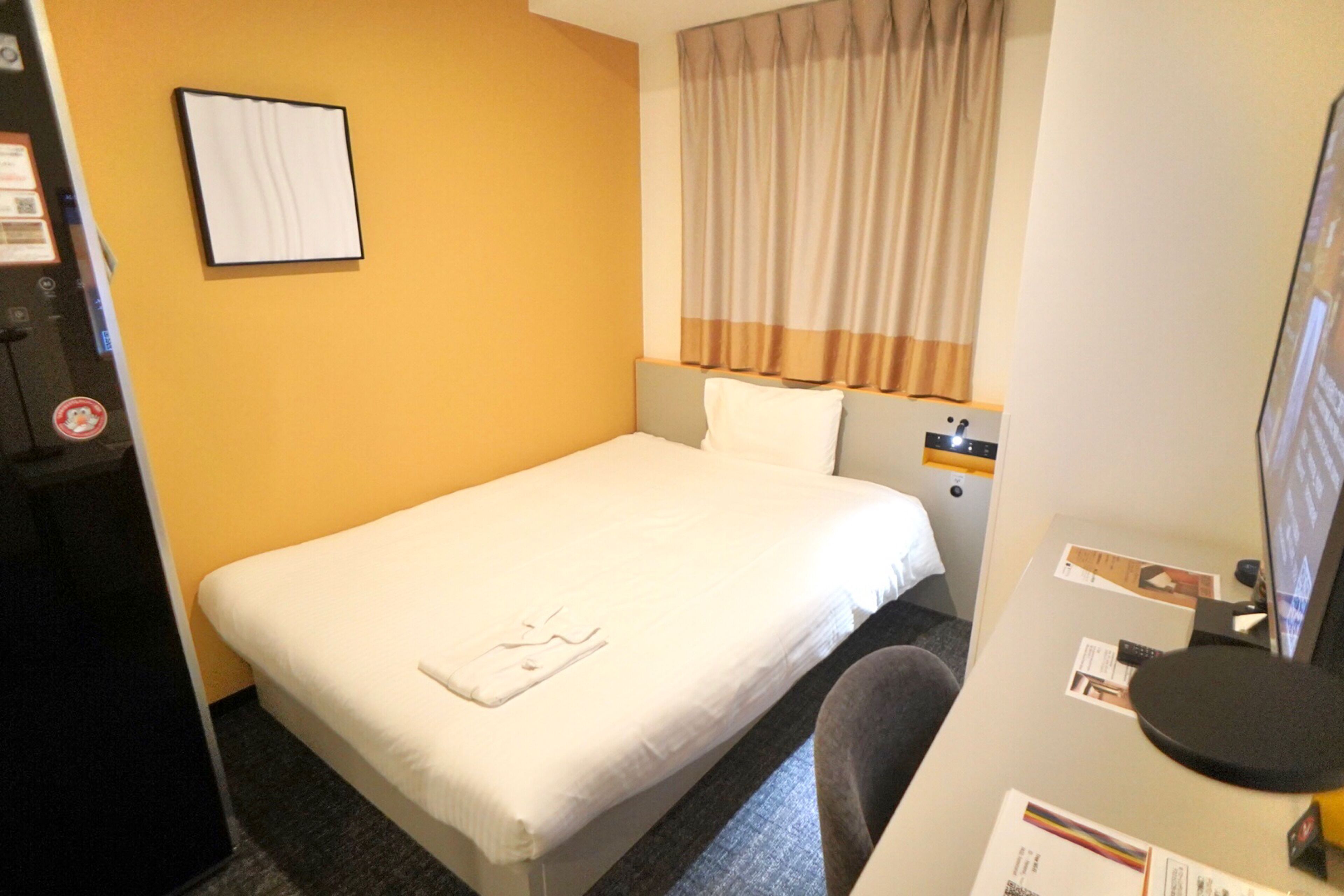 deluxe single room, non smoking | in-room safe, desk, laptop workspace, soundproofing