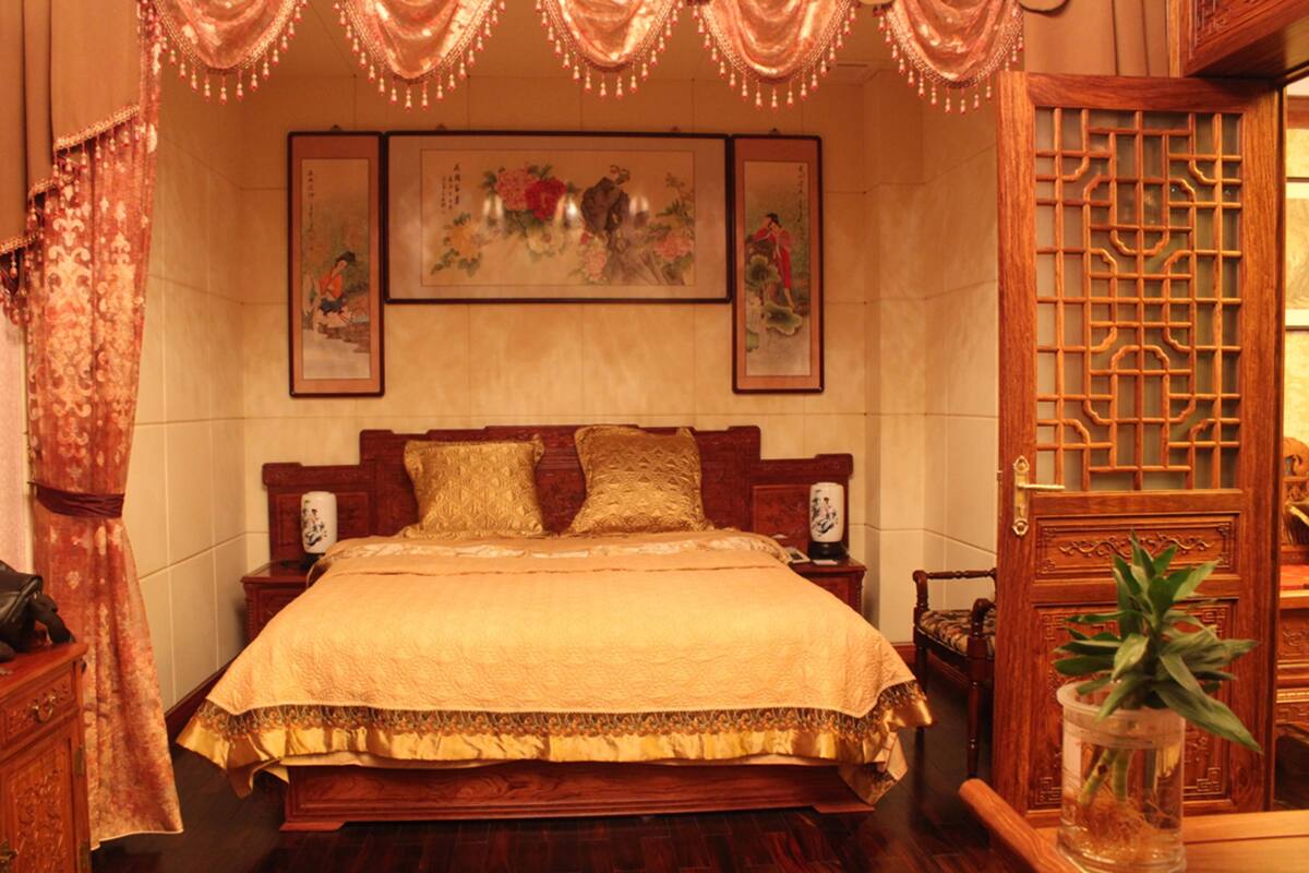 Deluxe Suite | Living room | TV