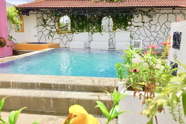 Una piscina al aire libre