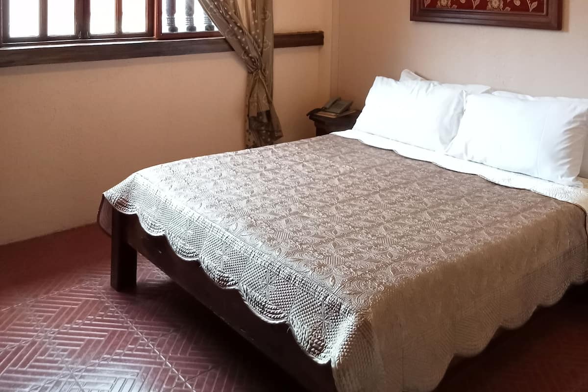 Standard Room, 1 Queen Bed | Iron/ironing board, free WiFi
