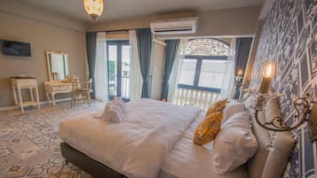Superior Double Room with Balcony | Desk, free WiFi, bed sheets