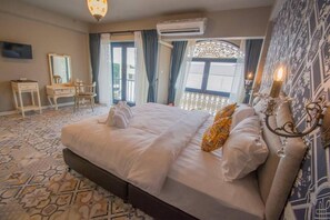 Superior Double Room with Balcony  | Escrivaninha, Wi-Fi de cortesia, roupa de cama
