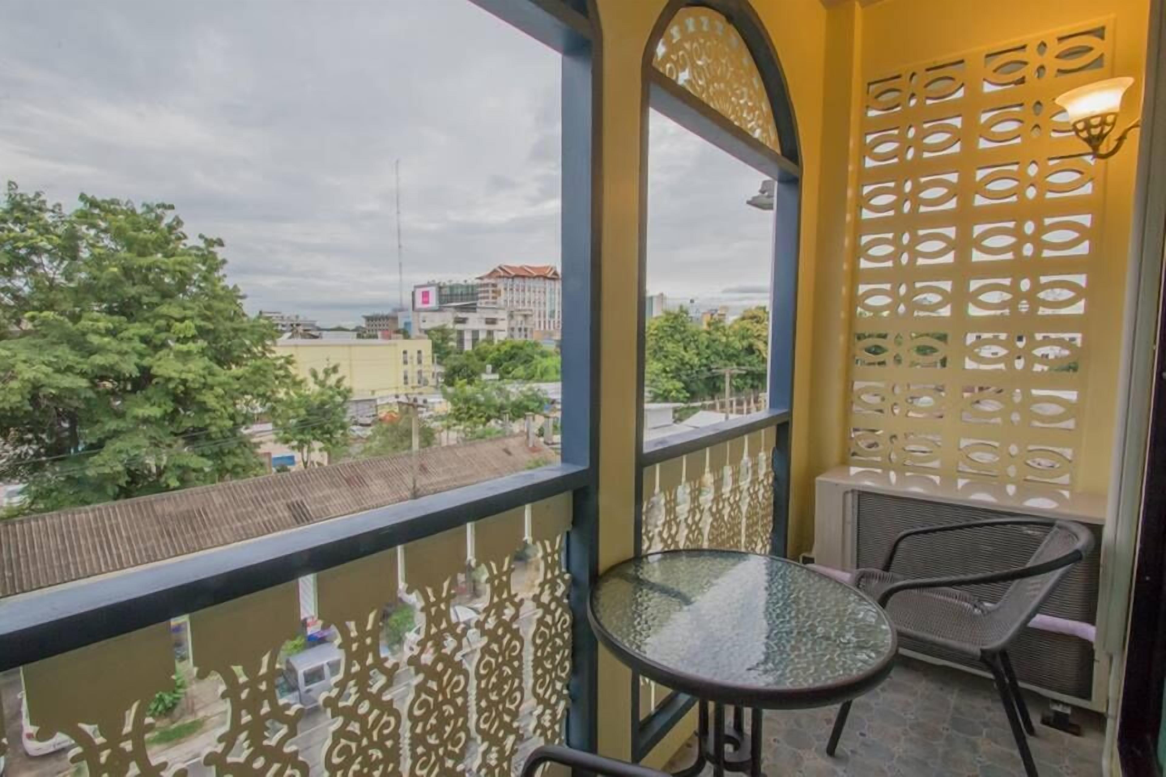 Superior Double Room with City View  | Balkoni