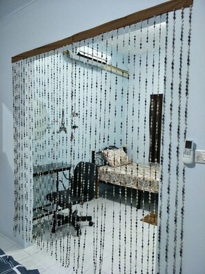 Habitación familiar | Escritorio, espacio para trabajar con laptop y cortinas blackout