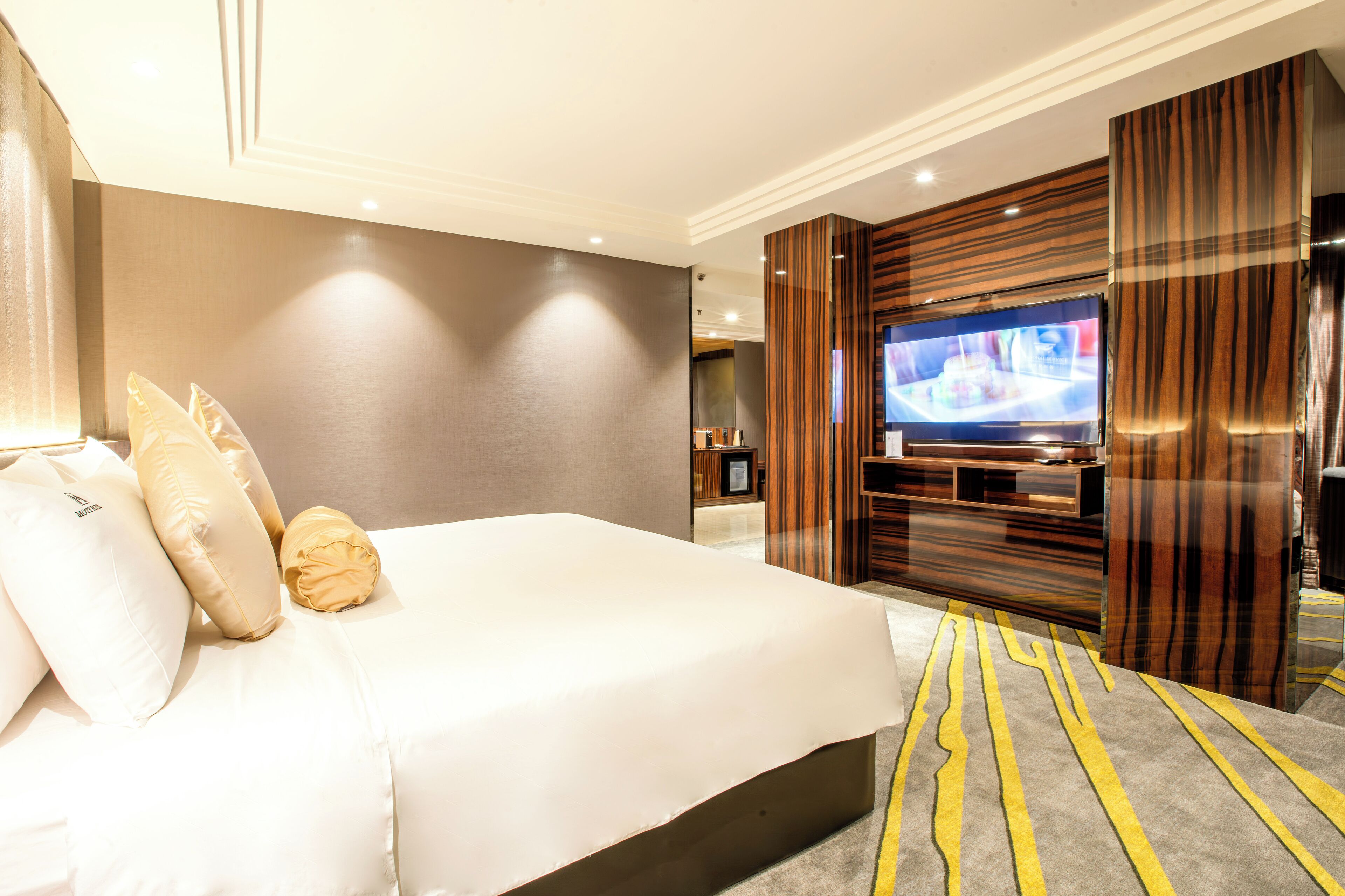 studio suite | minibar, in-room safe, desk, soundproofing