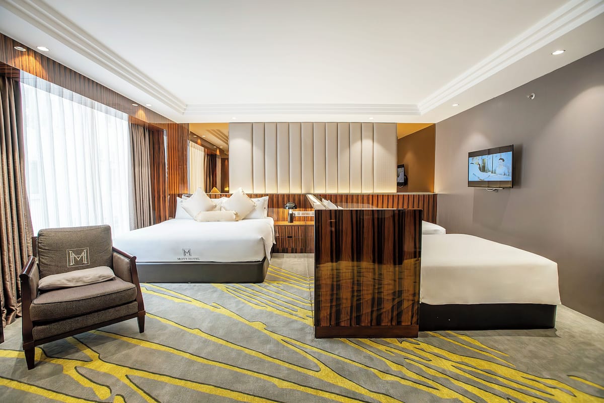 family room | minibar, in-room safe, desk, soundproofing