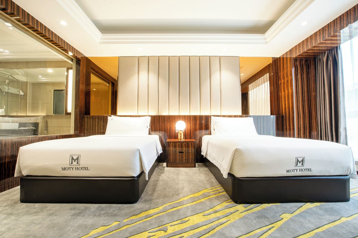 deluxe twin room | minibar, in-room safe, desk, soundproofing