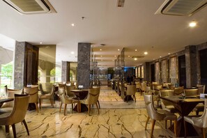 供應早餐、午餐和晚餐,創意料理