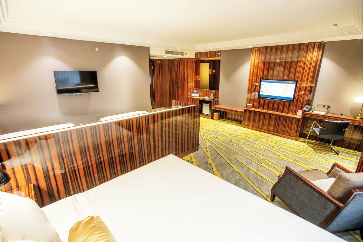 family room | minibar, in-room safe, desk, soundproofing