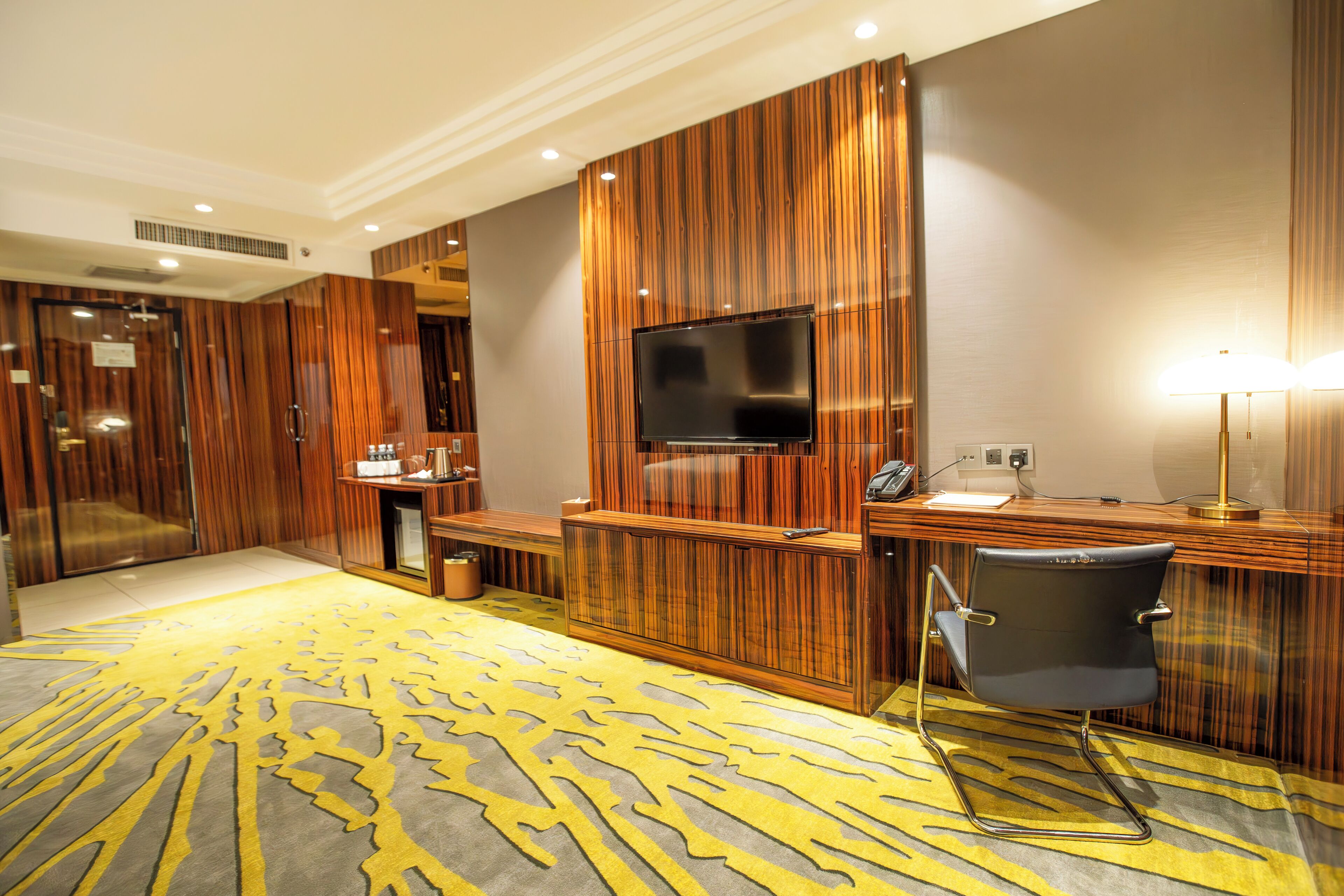 family room | minibar, in-room safe, desk, soundproofing