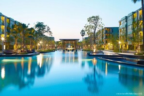 6 outdoor pools