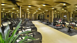 Ein Fitnessstudio mit Laufbändern, Ergometer und Krafttrainingsgeräten.