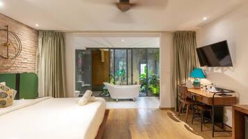 Deluxe tweepersoonskamer | Een minibar, een kluis op de kamer, een bureau, geluiddichte muren