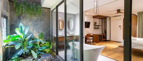 Habitación Deluxe doble | Baño | Artículos de higiene personal gratuitos, secador de pelo y albornoces