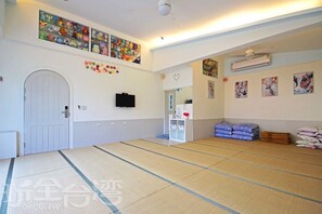 Comfort Room (10~16 Person) | Blackout drapes, soundproofing, rollaway beds, free WiFi - Wan-Yue B&B (Hengshan)