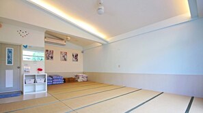 コンフォート ルーム (10~16 Person) | 遮光カーテン、防音設備、可動式ベッド、WiFi (無料)