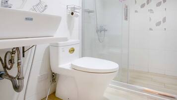 Comfort Double Room | Bathroom | Shower, free toiletries, hair dryer, slippers
