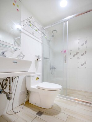 Comfort Double Room | Bathroom | Shower, free toiletries, hair dryer, slippers - Wan-Yue B&B (Hengshan)