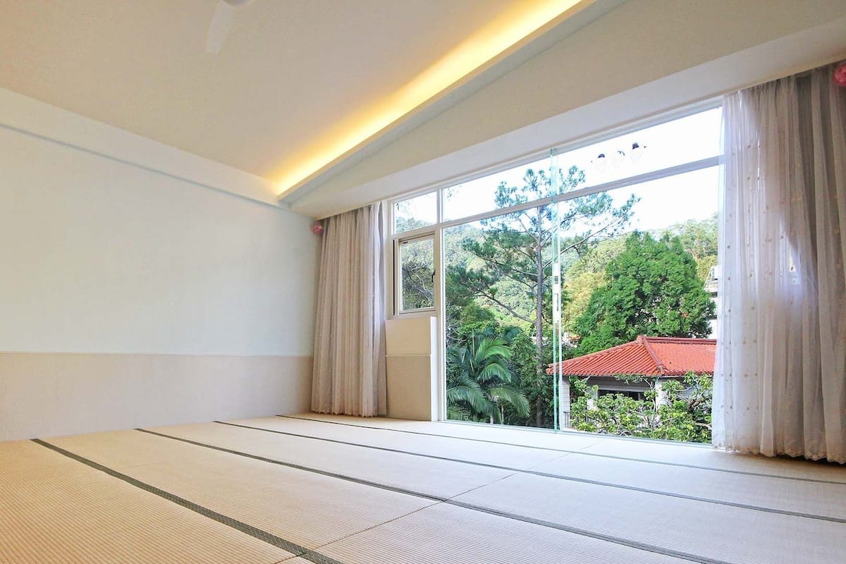 Comfort Room (10~16 Person) | Blackout drapes, soundproofing, rollaway beds (surcharge), WiFi (free)