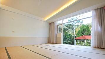 Comfort Room (10~16 Person) | Blackout drapes, soundproofing, rollaway beds, free WiFi