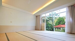 Camera Comfort (10~16 Person) | Tende oscuranti, insonorizzazione, letti aggiuntivi (a pagamento)