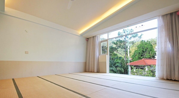 コンフォート ルーム (10~16 Person) | 遮光カーテン、防音設備、可動式ベッド、WiFi (無料)