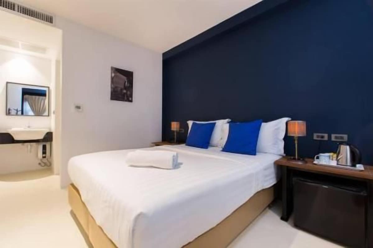 In-room safe, WiFi (free), bed sheets