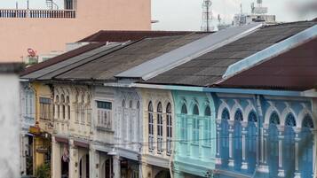 Una hilera de edificios de estilo colonial, coloridos, con una calle frente a ellos.