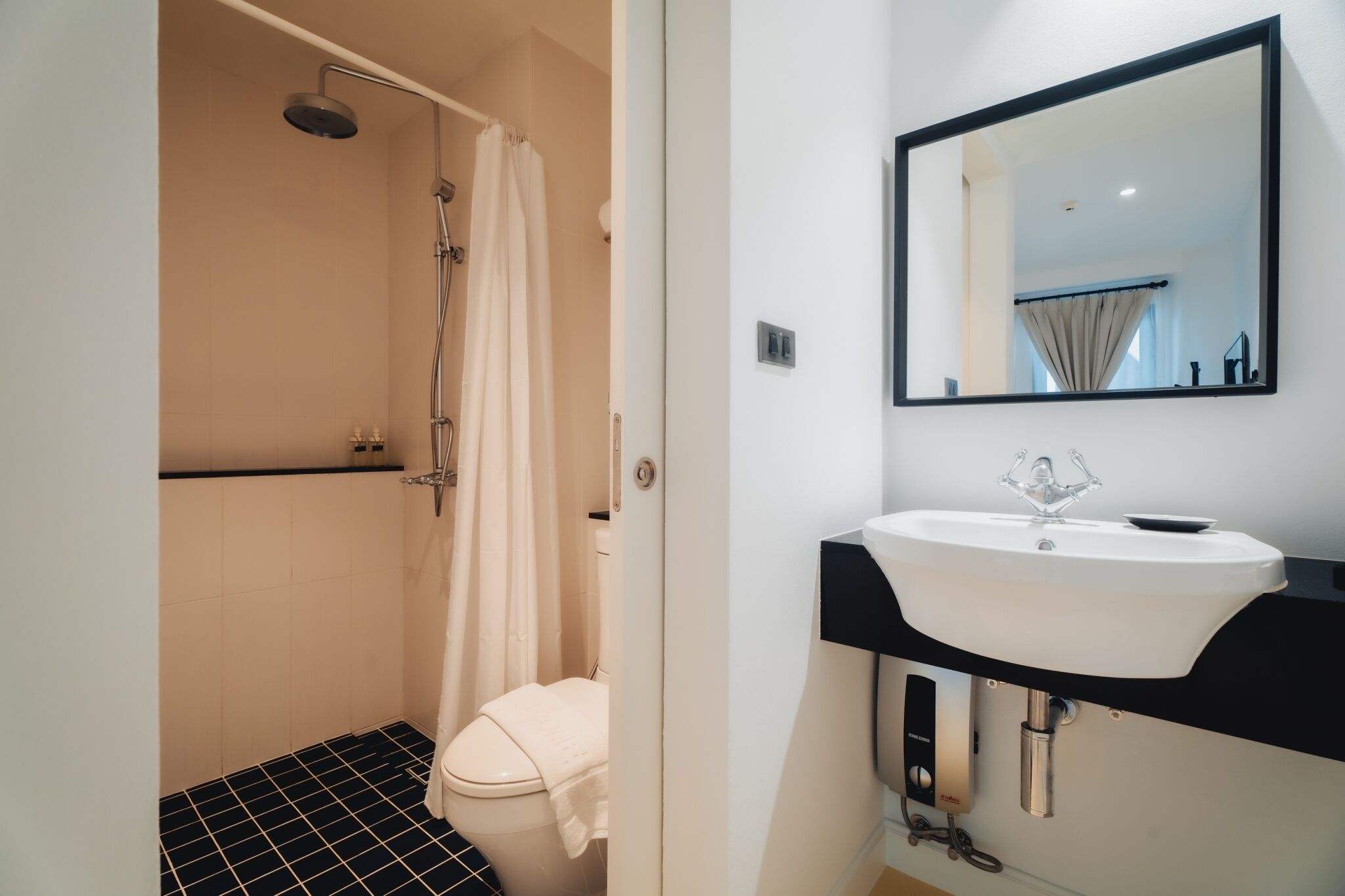standard room | bathroom | shower, rainfall showerhead, free toiletries, hair dryer