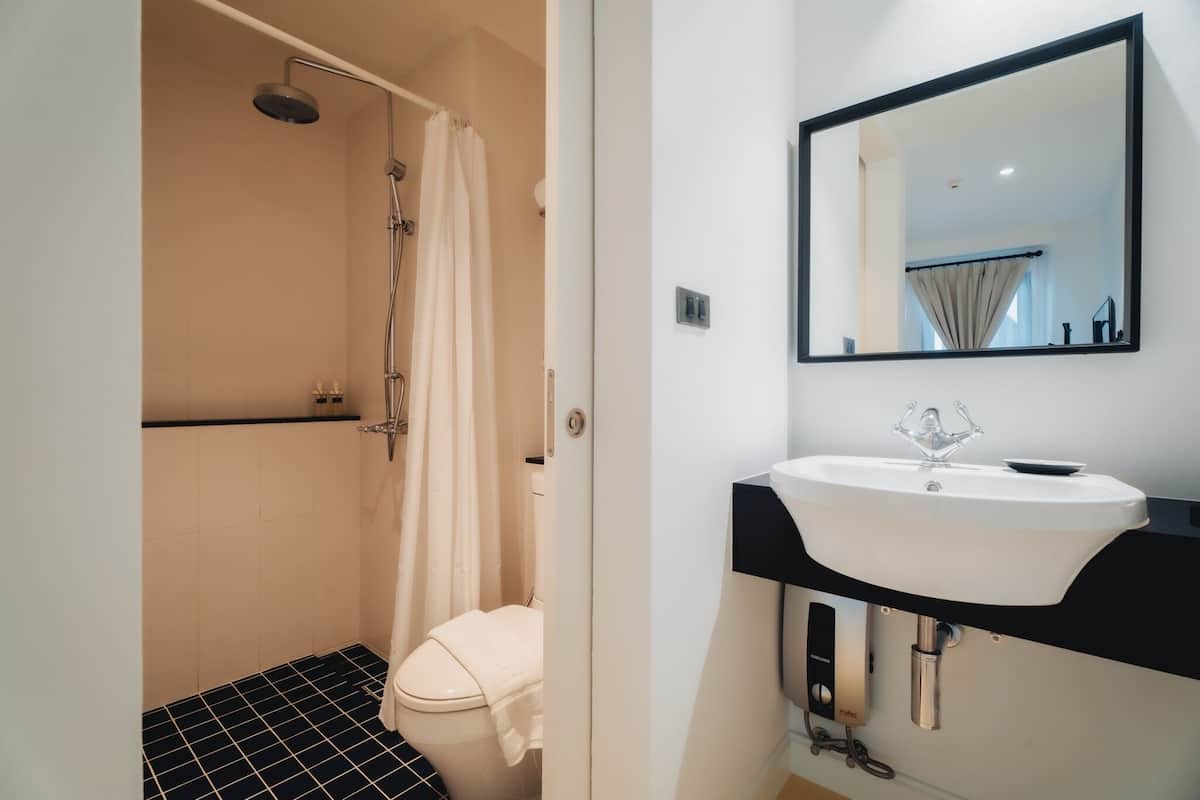 standard room | bathroom | shower, rainfall showerhead, free toiletries, hair dryer