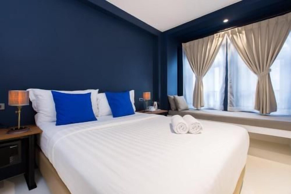 In-room safe, WiFi (free), bed sheets