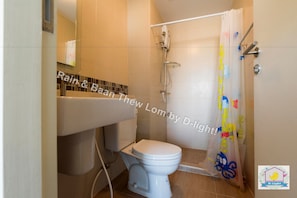 Studio | Phòng tắm | Buồng tắm vòi sen, máy sấy tóc, chậu vệ sinh/vòi rửa, khăn tắm