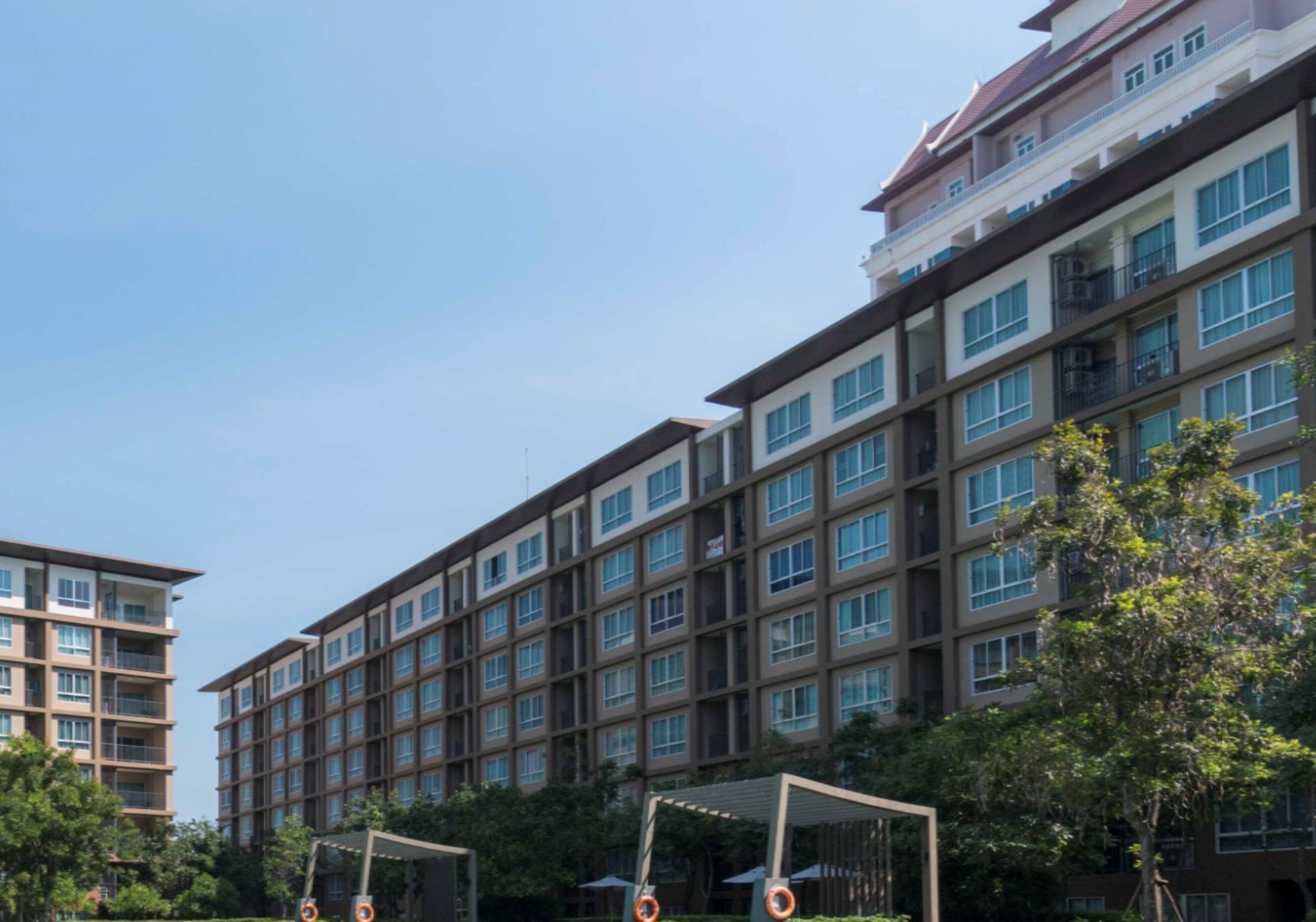 สระว่ายน้ำกลางแจ้ง