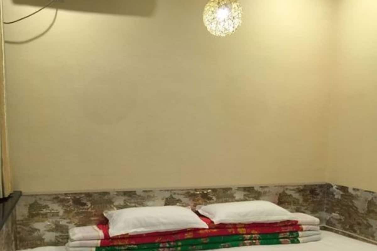 Habitación triple | Escritorio, sistema de insonorización, tabla de planchar con plancha