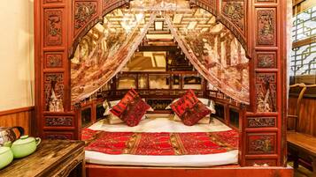 Escritorio, sistema de insonorización, tabla de planchar con plancha