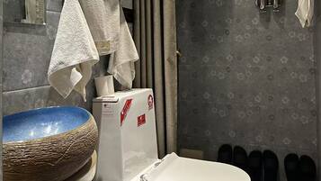 Habitación tradicional | Baño | Ducha, artículos de higiene personal gratuitos y secador de pelo