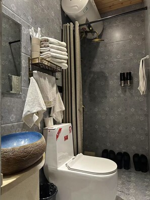 Traditional-Zimmer | Badezimmer | Dusche, kostenlose Toilettenartikel, Haartrockner, Hausschuhe