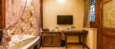 Desk, soundproofing, iron/ironing board, free WiFi
