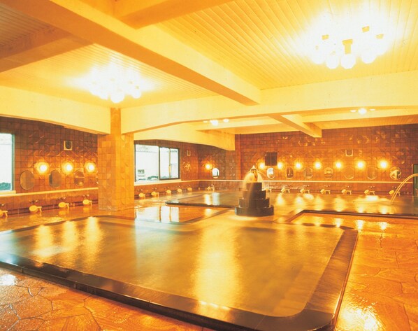 A sauna with multiple benches and a tiled wall with mirrors. - Hanayagi No Sho Keizan (Fuefuki)