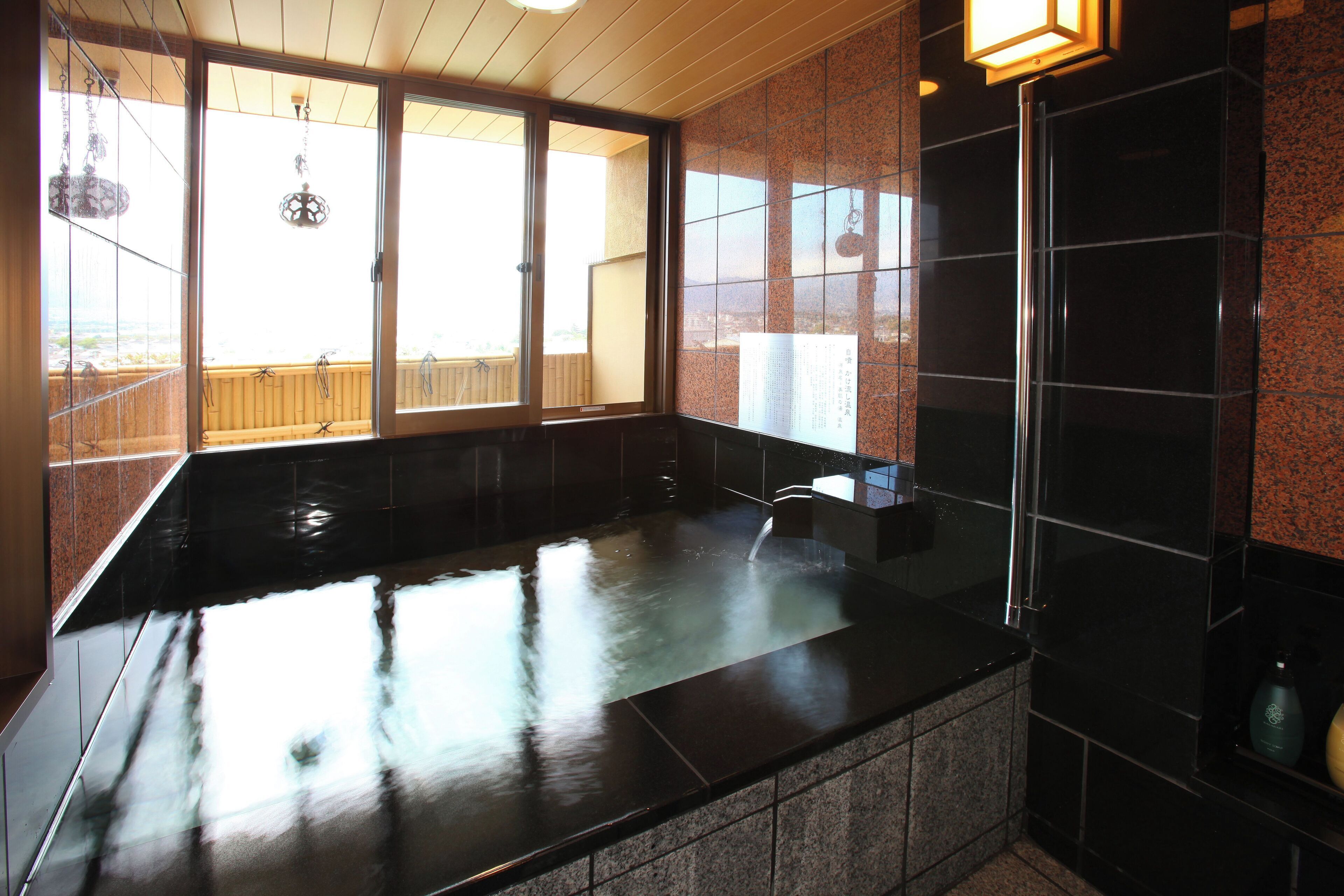 バスアメニティ (無料)、スリッパ、洗浄機付トイレ、タオル