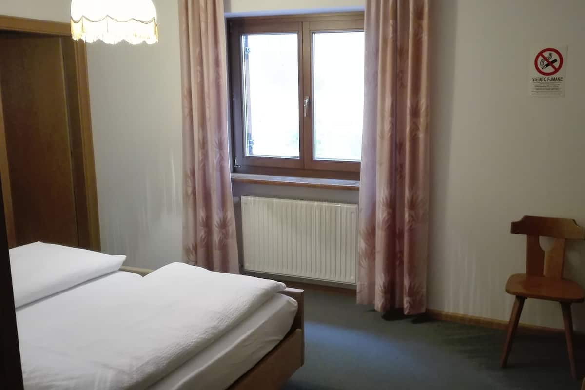 Double Room (with view on a 2-meter distant wall) | Peti besi dalam bilik, meja, Wi-fi percuma