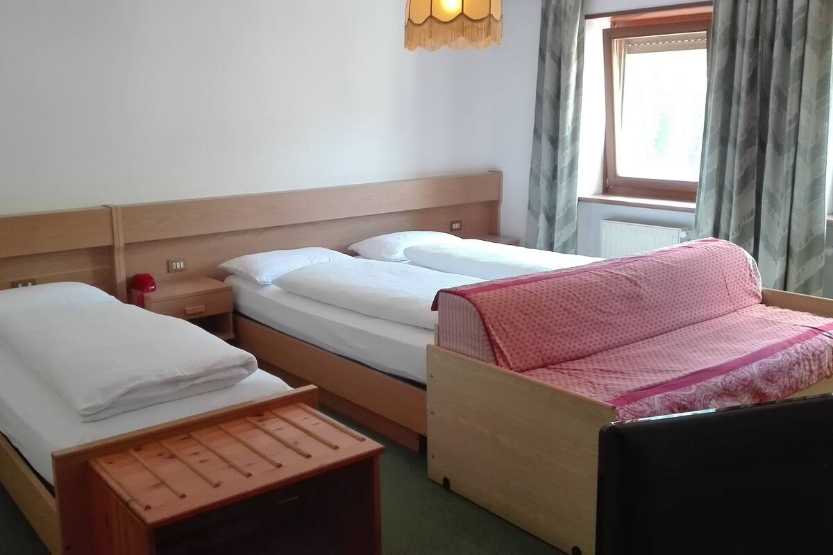 Quadruple Room | Peti besi dalam bilik, meja, Wi-fi percuma