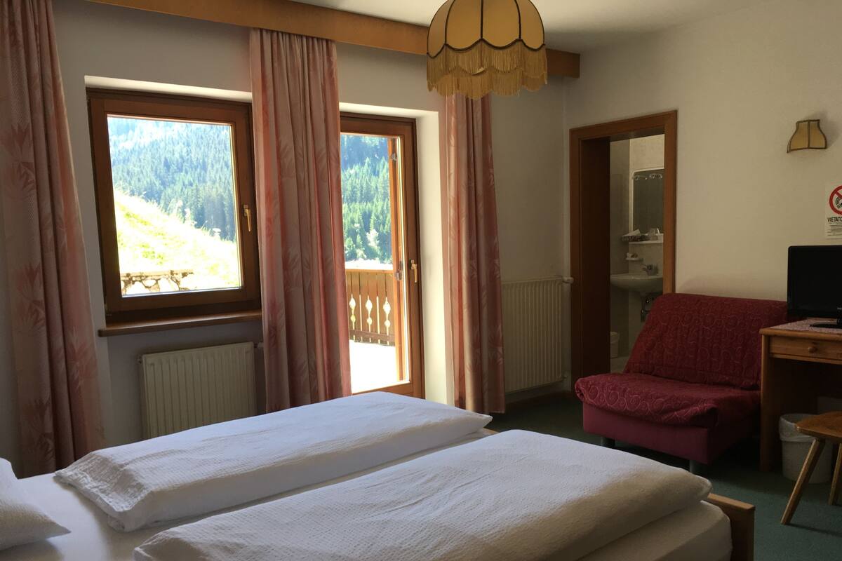 Double Room, Balcony | Peti besi dalam bilik, meja, Wi-fi percuma
