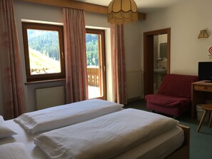 Habitación doble, balcón | Caja de seguridad en la habitación, escritorio y wifi gratis