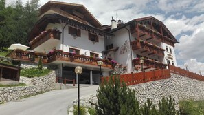 Vista frontal de la propiedad