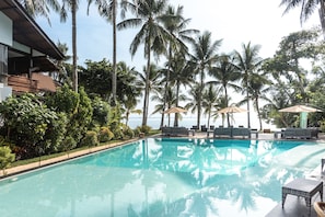 Piscina externa, espreguiçadeiras