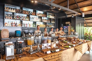 Desayuno buffet diario (PHP 999 por persona)